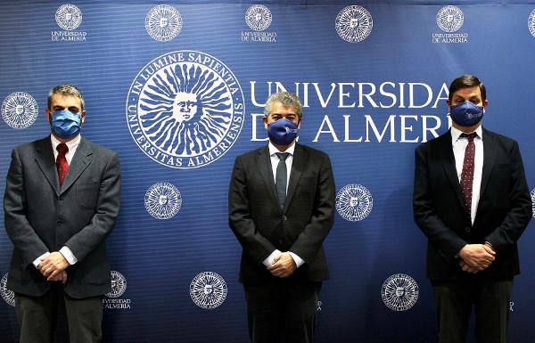 La Universidad de Almería y Aqualia crean una Cátedra para investigar la aplicación de la energía solar en la gestión del agua